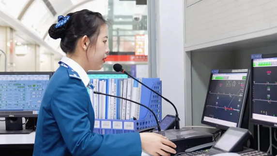 鏗鏘玫瑰綻芳華 她們的“雙面人生”